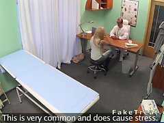 Medico di scopa il paziente intervento da dietro