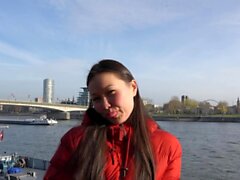 Scout allemand - Girl asiatique Luna ramasser et baiser à Cologne