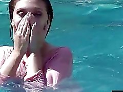 FM caliente de de Jojo del beso atornillada junto a la piscina y captó por la cámara de