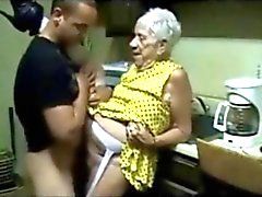 Yaşlı Granny genç bir adam tarafından becerdin alır