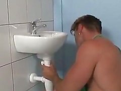 plumber jode un brunette en tocador