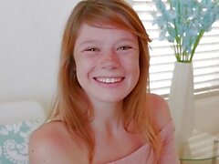 Süße Teenie -Rothaarige mit Sommersprossen Orgasmen während des Casting POV - Sonnenporno
